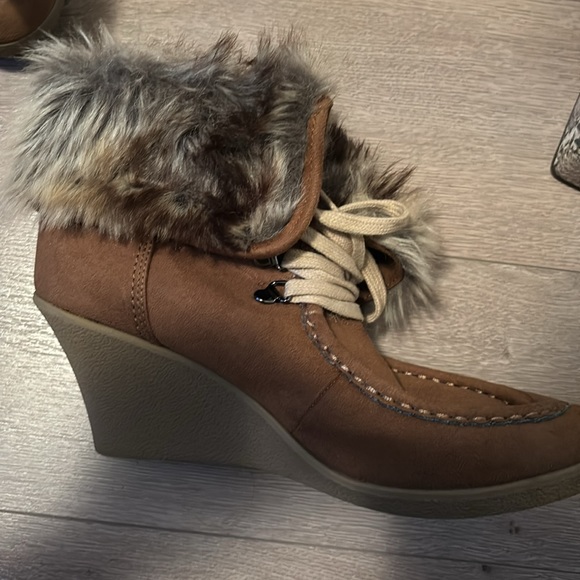 ✨ANY 2 FOR 15 ANY 3 FOR 20✨- American Eagle Size 10 Platform Moccasin Boots - Picture 2 of 6